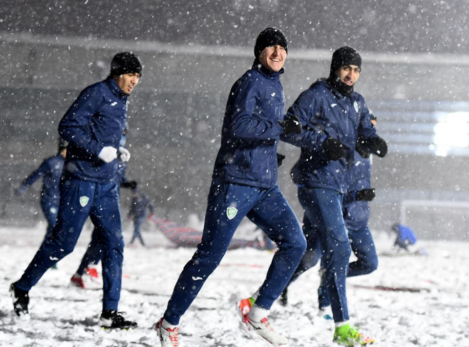 U23 Uzbekistan hào hứng tập dưới tuyết, Việt Nam rèn quân trong nhà